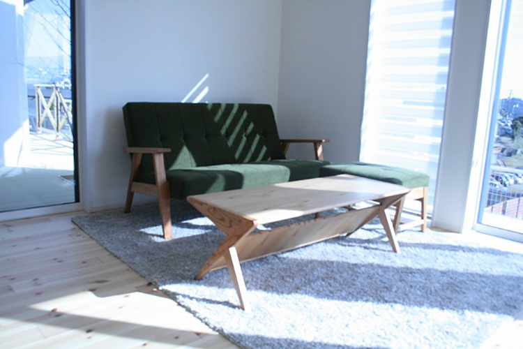 長崎県N様のコーディネート｜kai sofa 2p + kai ottoman + delta low table + ballena table + sail chair