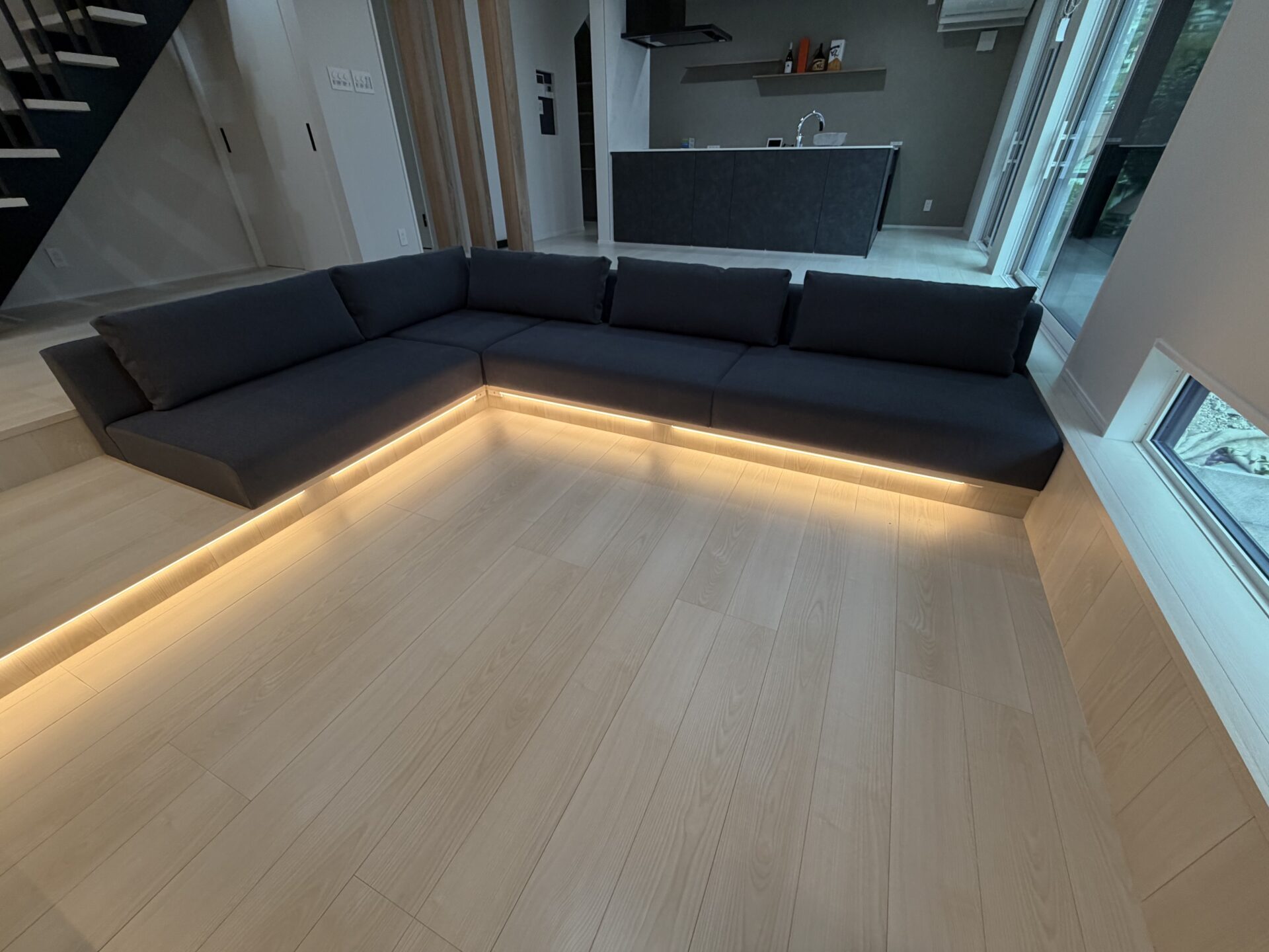 H様のコーディネート｜特注備え付けソファ