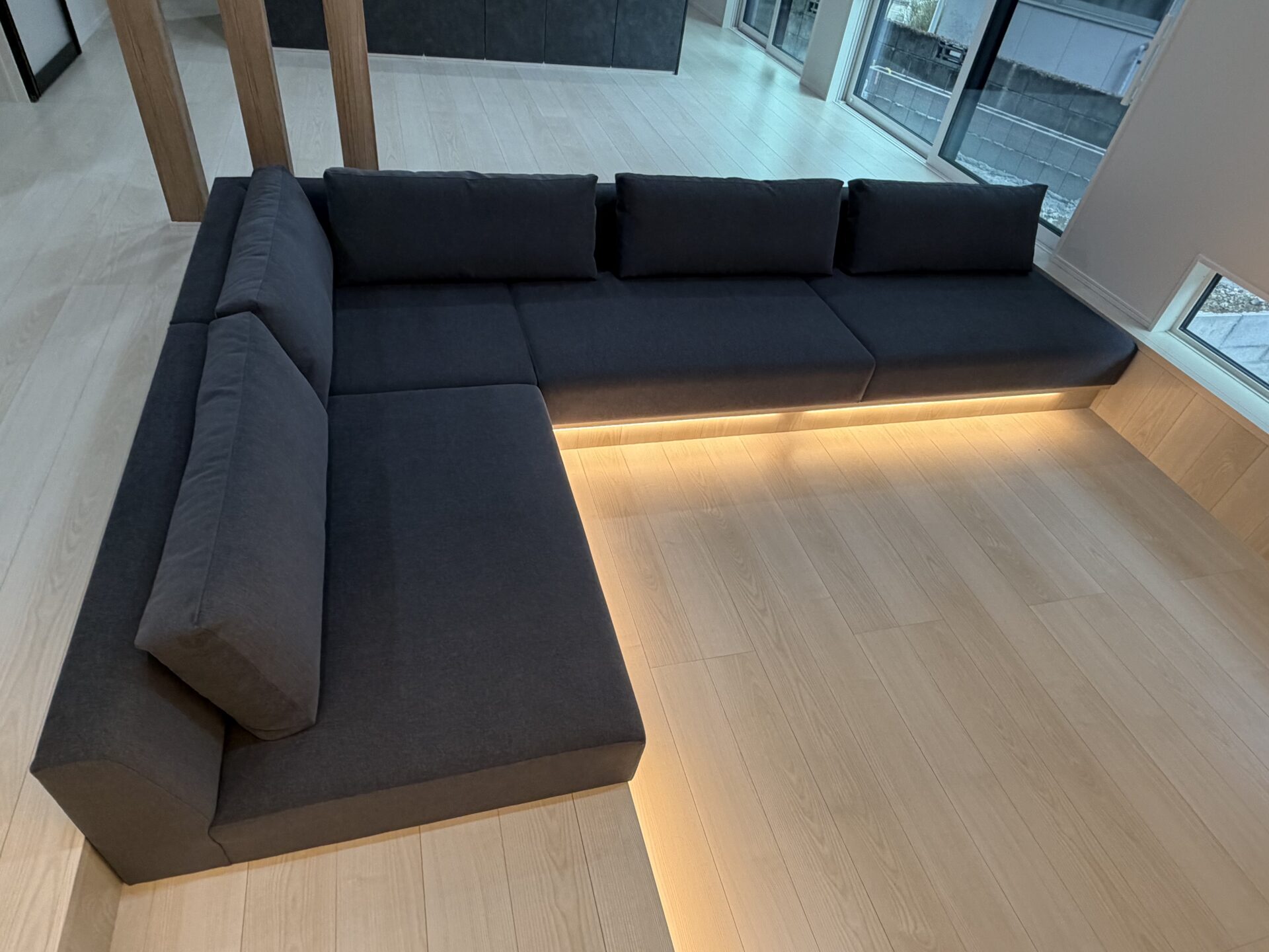 H様のコーディネート｜特注備え付けソファ