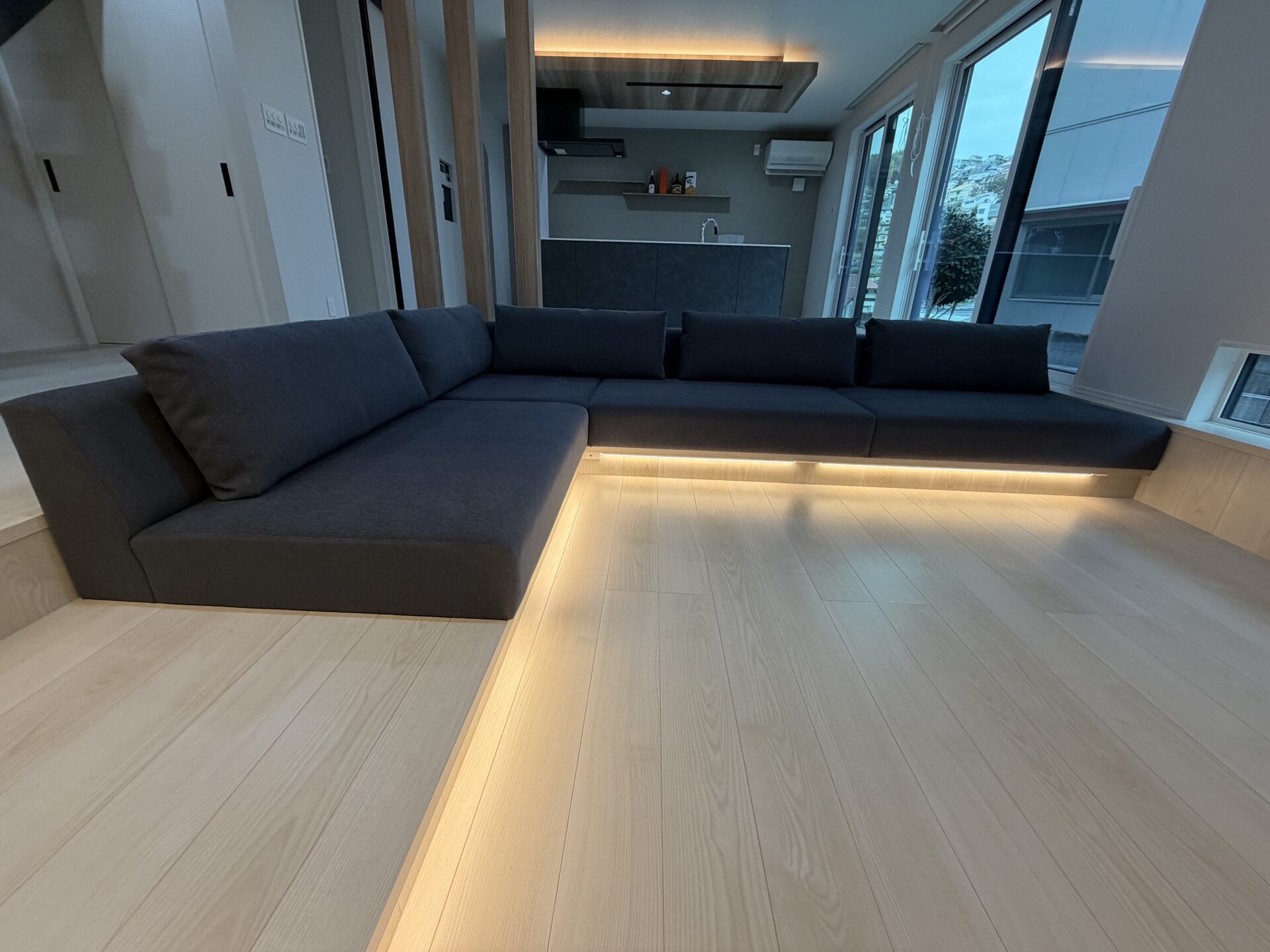 H様のコーディネート｜特注備え付けソファ